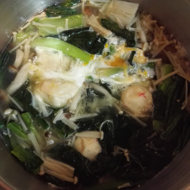 青菜ときのこのカニ団子中華スープ